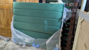 Green fabric 2-seater sofa, refurbished, with comfortable padding and modern design, perfect for stylish living rooms.