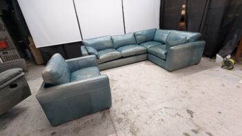 Corner sofa in blue leather, spacious and stylish.
