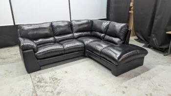 Corner sofa in black leather with spacious seating and modern design.