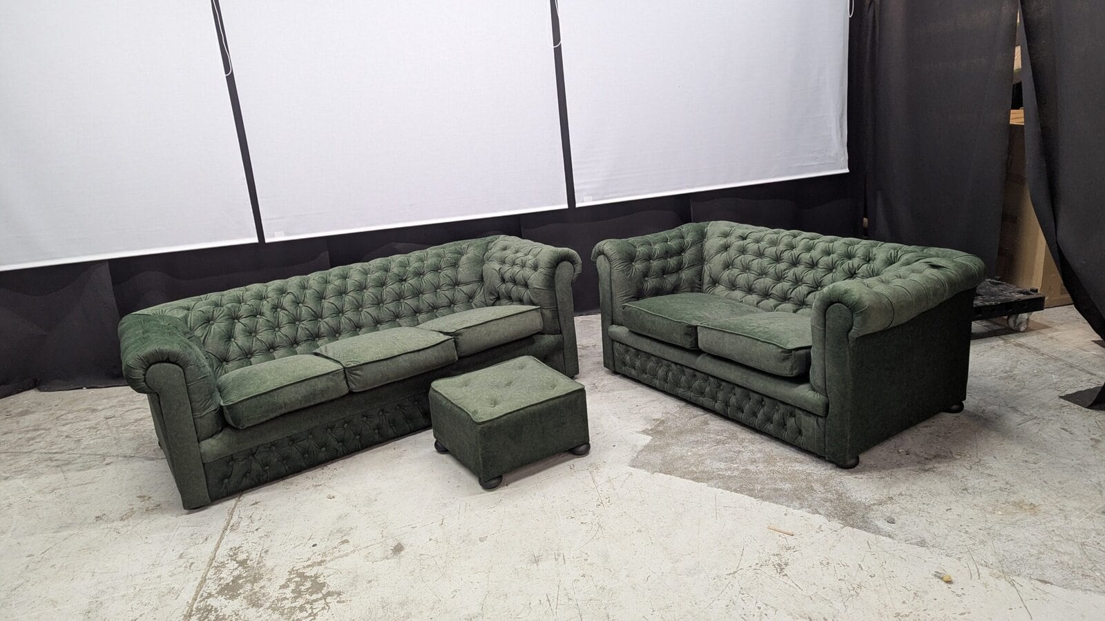 Elegant green Chesterfield 2-seater sofa set Elegant green Chesterfield 2-seater sofa with matching armchair and footstool, featuring classic button-tufted upholstery and rolled arms, perfect for a sophisticated living room.