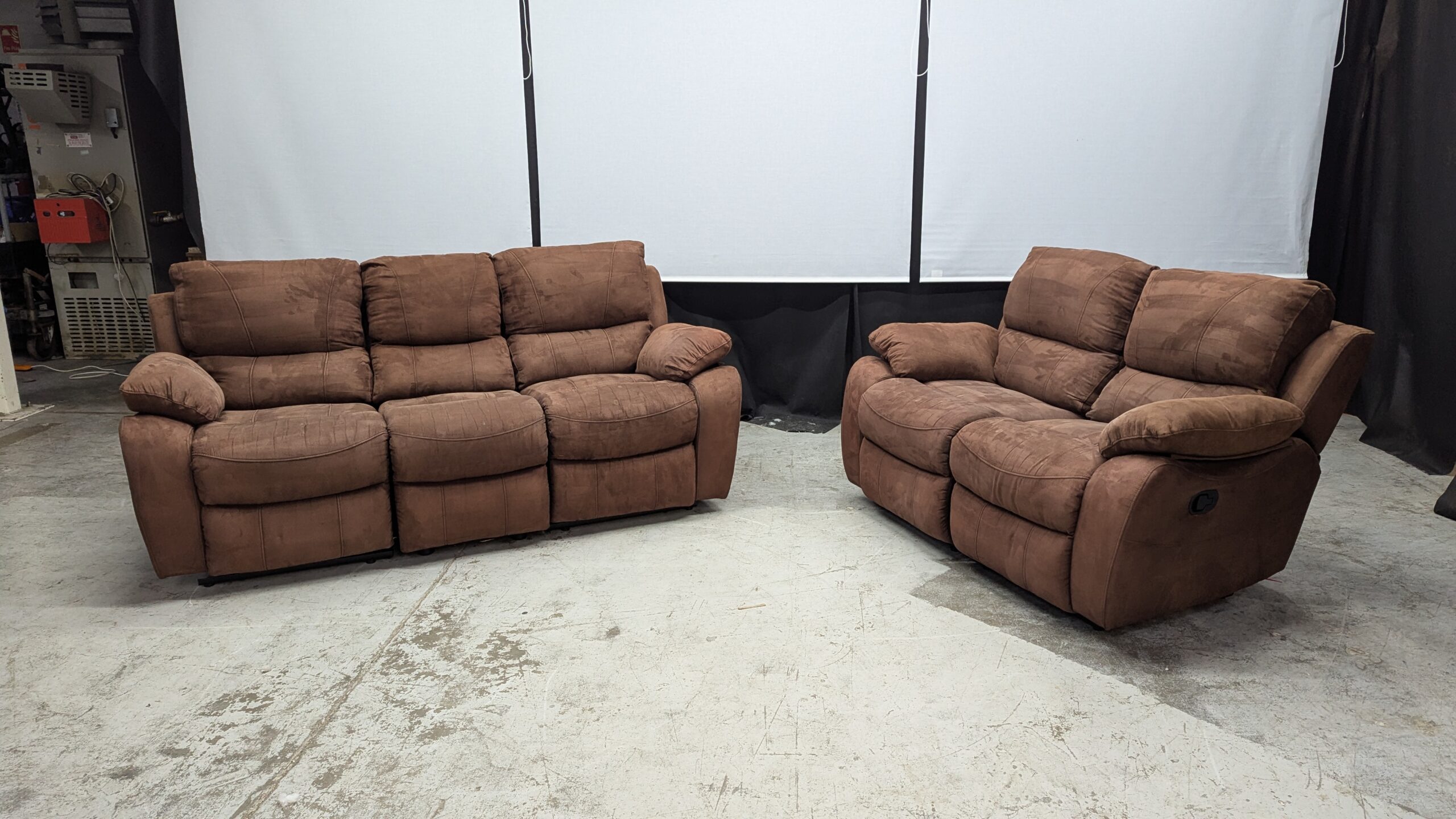 Comfortable brown 3-seater sofa Brown 3-seater fabric sofa with plush cushions and armrests.
