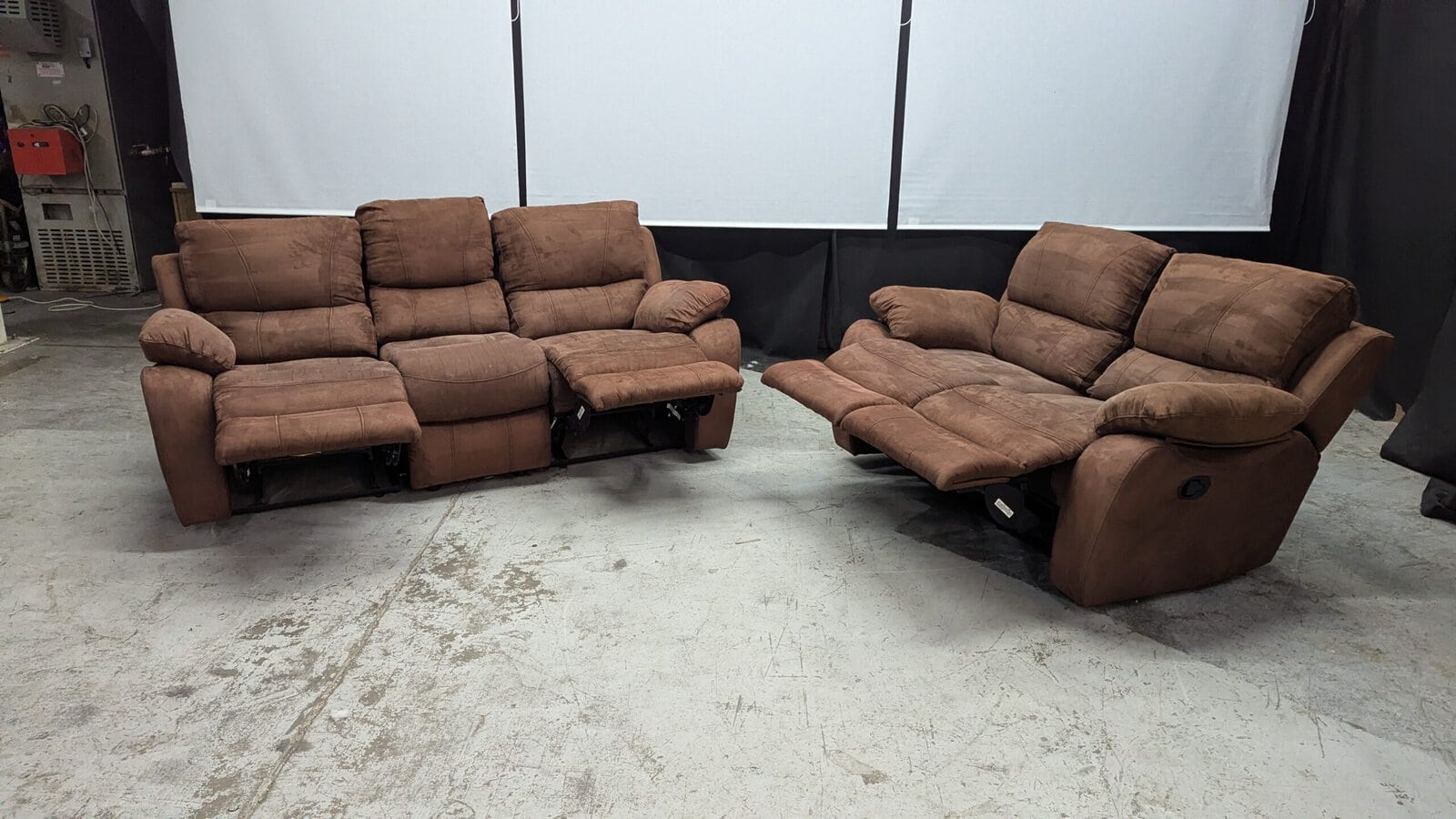 Modern brown recliner and 2-seater sofa set Recliner and 2-seater sofa in brown fabric, modern style, comfortable and refurbished.