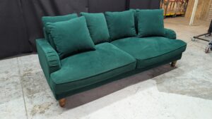 Elegant green 3-seater sofa with cushions