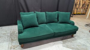 Elegant green 3-seater sofa with cushions