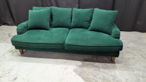 Elegant green 3-seater sofa with cushions