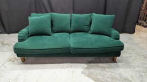 Elegant green 3-seater sofa with cushions