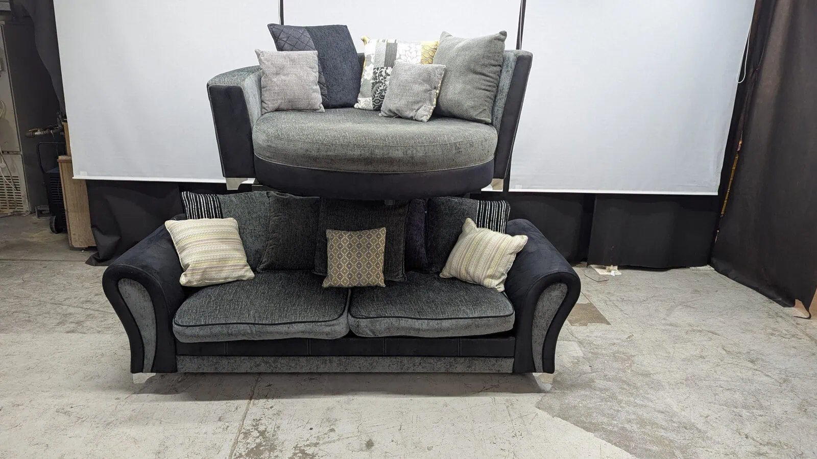 Contemporary grey corner sofa with cushions Corner sofa in grey fabric with multiple cushions, modern style, suitable for living rooms.